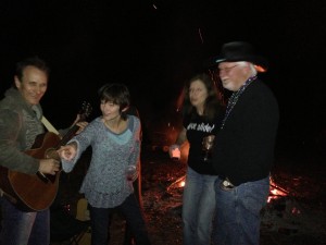 Nashville musicians Chuck Jones and Lari White (left) singing at The Shoe Burnin'. 